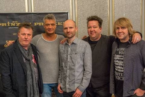 Bilder des Tages Die Leipziger Band Die Prinzen (Sebastian Krumbiegel, Jens Sembner, Henri Schmidt, Wolfgang Lenk und Tobias Künzel) geben zusammen mit der Oper Leipzig und der Musikalischen Komödie eine Pressekonferenz anlässlich ihrer anstehenden Konzertour mit einem Sinfonie Orchester. *** the Leipzig Tie the Prince Sebastian Krumbiegel Jens Sembner Henri Schmidt Wolfgang Lenk and Tobias Künzel give together with the Opera Leipzig and the musical Comedy a Press conference during their forthcoming with a Symphony Orchestra