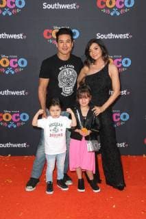 Mario Lopez und seine Ehefrau Courtney Laine Mazza mit ihren Kindern Dominic und Gia Francesca bei der Coco Film Premiere am 8.11.2017 in Los Angeles Disney Pixar s Coco Fimpremiere in Los Angeles, 2017