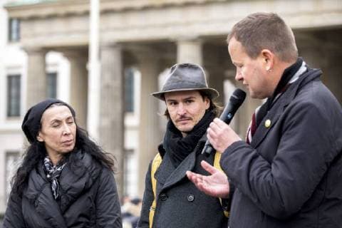 Kuenstler Manaf Halbouni (C), Schirmherr der Skulptur Monument und Berliner Kultursenator Klaus Lederer (R) und Intendantin Maxim Gorki Theater Shermin Langhoff (L) sind fotografiert waehrend der Eroeffnung der Ausstellung der temporaeren Skulptur Monument vor dem Brandenburger Tor in Berlin am 10. November 2017. Skulptur Monument vor dem Brandenburger Tor in Berlin *** Artists Manaf C Patron the Sculpture Monument and Berlin Culture Senator Klaus Lederer r and Director Maxim Gorky Theatre Shermin Langhoff l are photographed waehrend the Opening the Exhibition the temporaeren Sculpture Monument before the Brandenburg goal in Berlin at 10 November 2017 Sculpture Monument before the Brandenburg goal in Berlin
