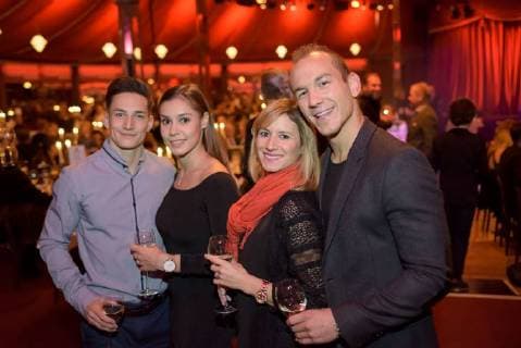 Palazzo-Premiere in Stuttgart Die Dinner-Show PALAZZO geht mit dem neuen Programm Kuriositäten in die 14. Spielzeit. von links: Kunstturner Marcel Nguyen mit Freundin Michelle Timm Ringer-Weltmeister Frank Stäbler mit Ehefrau Sandra Stäbler Copyright: 7aktuell.dex xOskarxEyb