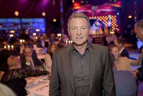 Palazzo-Premiere in Stuttgart Die Dinner-Show PALAZZO geht mit dem neuen Programm Kuriositäten in die 14. Spielzeit. Karlheinz Helmut Förster (ehemaliger Fußballspieler) Copyright: 7visuals.comx xOskarxEyb