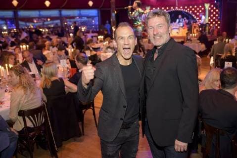 Palazzo-Premiere in Stuttgart Die Dinner-Show PALAZZO geht mit dem neuen Programm Kuriositäten in die 14. Spielzeit. Ringer-Weltmeister Frank Stäbler mit Fallschirmspringer Klaus Renz Copyright: 7visuals.comx xOskarxEyb