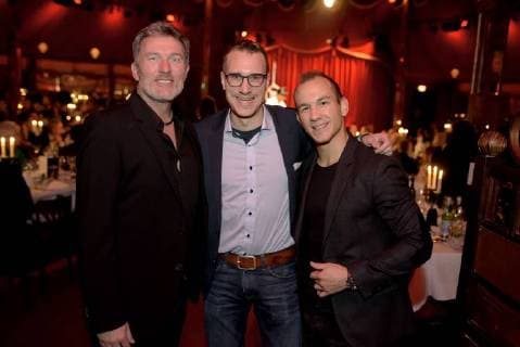 Palazzo-Premiere in Stuttgart Die Dinner-Show PALAZZO geht mit dem neuen Programm Kuriositäten in die 14. Spielzeit. Fallschirmspringer Klaus Renz, Fotograf Oskar Eyb, Ringer-Weltmeister Frank Stäbler Copyright: 7visuals.comx xOskarxEyb