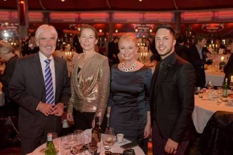 Palazzo-Premiere in Stuttgart Die Dinner-Show PALAZZO geht mit dem neuen Programm Kuriositäten in die 14. Spielzeit. von links: FDP-Politiker Ulrich Goll mit Frau, Marcel Katz und Maria Prinzessin von Sachsen-Altenburg Copyright: 7visuals.comx xOskarxEyb