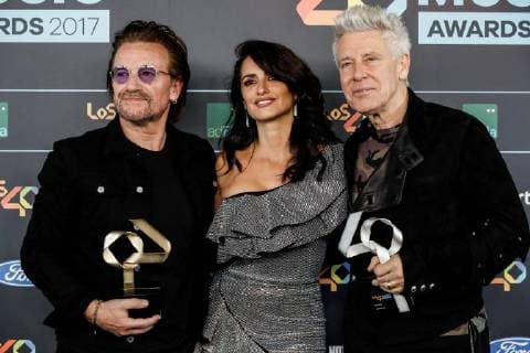 Singer Bono (L) and bass Adam Clayton of the Irish band U2 pose with Spanish actress Penelope Cruz after receiving the Best Tour Golden Award for The Joshua Tree Tour 2017 at the Los40 Music Awards celebrated at the Sports Palace in Madrid, Spain, 10 November 2017. Los 40 Music Awards in Madrid !ACHTUNG: NUR REDAKTIONELLE NUTZUNG!  Copyright: xEmilioxNaranjox MAD005 20171110-636459544036465184
