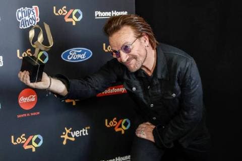 Singer Bono of the Irish band U2 poses with the Best Tour Golden Award for The Joshua Tree Tour 2017 at the Los40 Music Awards celebrated at the Sports Palace in Madrid, Spain, 10 November 2017. Los 40 Music Awards in Madrid !ACHTUNG: NUR REDAKTIONELLE NUTZUNG!  Copyright: xEmilioxNaranjox MAD007 20171110-636459544668889184