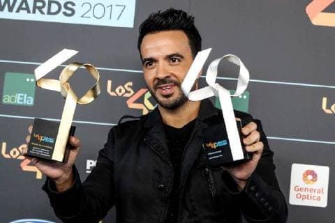 Puerto Rican singer Luis Fonsi poses with the Best International Song of the Year Award for Despacito after the Los40 Music Awards celebrated at the Sports Palace in Madrid, Spain, 10 November 2017. Los 40 Music Awards in Madrid !ACHTUNG: NUR REDAKTIONELLE NUTZUNG!  Copyright: xEmilioxNaranjox MAD011 20171110-636459550307977184