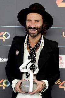 Spanish singer Leiva poses with the Best National Music Video Award after the Los40 Music Awards celebrated at the Sports Palace in Madrid, Spain, 10 November 2017. Los 40 Music Awards in Madrid !ACHTUNG: NUR REDAKTIONELLE NUTZUNG!  Copyright: xEmilioxNaranjox MAD013 20171110-636459551595601184