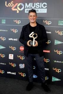 Spanish singer Alejandro Sanz poses with the Golden Award 2017 after the Los40 Music Awards celebrated at the Sports Palace in Madrid, Spain, 10 November 2017. Los 40 Music Awards in Madrid !ACHTUNG: NUR REDAKTIONELLE NUTZUNG!  Copyright: xEmilioxNaranjox MAD017 20171111-636459552253609184