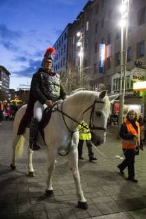 Laternenumzug zu St. Martin, Mülheim an der Ruhr, Deutschland Mülheim an der Ruhr, Deutschland. 10. November 2017. St. Martin auf einem Schimmel. Laternenumzug zu St. Martin Ssinter Mätes in der Mülheimer Innenstadt. *** A lantern procession to St Martin Mülheim to the Ruhr Germany Mülheim to the Ruhr Germany 10 November 2017 St Martin on a Mold A lantern procession to St Martin in the Mülheimer Inner city