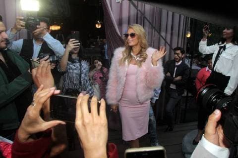 Paris Hilton in Mexiko-Stadt November 10 2017 EUM20171110ESP07 JPG CIUDAD DE MEXICO ShowbizFarandula Paris Hilton La socialite Paris Hilton convivio con los 43 fans y ganadores de EL UNIVERSAL en un restaurante de Santa Fe en la capital 10 de noviembre de 2017 Foto EL UNIVERSALCarlos MejiaMAVC Mexico City Mexico  - ZUMAu78_ 20171110_zaf_u78_077 Copyright: xElxUniversalx