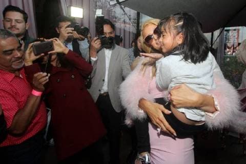 Paris Hilton in Mexiko-Stadt November 10 2017 EUM20171110ESP15 JPG CIUDAD DE MEXICO ShowbizFarandula Paris Hilton La socialite Paris Hilton convivio con los 43 fans y ganadores de EL UNIVERSAL en un restaurante de Santa Fe en la capital 10 de noviembre de 2017 Foto EL UNIVERSALCarlos MejiaMAVC Mexico City Mexico  - ZUMAu78_ 20171110_zaf_u78_085 Copyright: xElxUniversalx