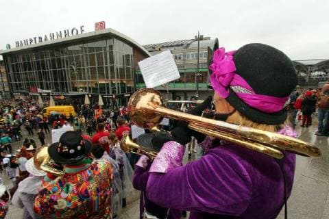 Auftakt zum Karneval in Köln am 11.11.: Blaskapelle spielt Karnevalsmusik an der Domplatte am Kölner Dom *** Beginning to Carnival in Cologne at 11 11 Brass band plays Carnival music to the Domplatte at Cologne Dom