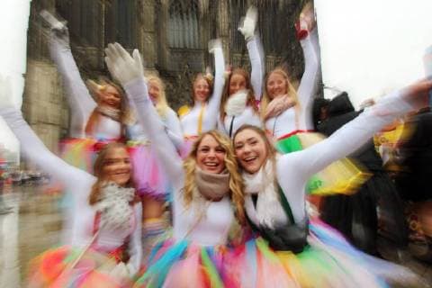 Auftakt zum Karneval in Köln am 11.11.: junge Frauenen feiern und winkem vor dem Kölner Dom *** Beginning to Carnival in Cologne at 11 11 Boy celebrate and before the Cologne Dom