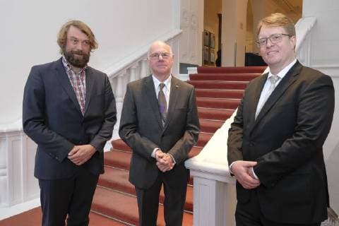 Kulturpreis Deutsche Sprache 2017 Die Preisträger des Kulturpreises Deutsche Sprache 2017 (v.l.n.r.): Knut Cordsen (Bayrischer Rundfunk), Prof. Dr. Norbert Lammert (Präsident des Deutschen Bundestages), Daniel Keding (Geschäftsführer Klasse! Wir singen) - Der Kulturpreis Deutsche Sprache 2017 wurde am 11.11.2017 an Norbert Lammert, das Projekt Klasse! Wir singen des gemeinnützigen Vereins Singen e.V. und das Sprachmagazin Sozusagen! des Bayerischen Rundfunks im Kongresspalais in Kassel verliehen. Kassel Hessen Deutschland Kongresspalais