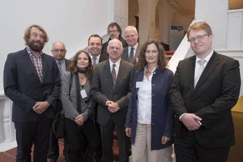 Kulturpreis Deutsche Sprache 2017 Jury und Preisträger des Kulturpreises Deutsche Sprache 2017 (v.l.n.r.): 1.R.: Redakteur und Preisträger Knut Cordsen (BR), Prof. Dr. Waltraud Wende, Preisträger Prof. Dr. Norbert Lammert (CDU), Felicitas Schöck, Preisträger Daniel Keding (Geschäftsführer Klasse! Wir singen), 2.R.: Prof. Dr. Wolf Peter Klein, Christian Geselle (Oberbürgermeister der Stadt Kassel, SPD), Prof. Dr. Walter Krämer, Prof. Dr. Helmut Glück - Der Kulturpreis Deutsche Sprache 2017 wurde am 11.11.2017 im Kongresspalais in Kassel verliehen. Kassel Hessen Deutschland Kongresspalais