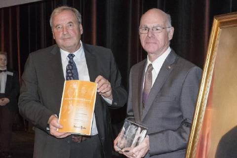 Kulturpreis Deutsche Sprache 2017 Preisträger Prof. Dr. Norbert Lammert (r.) wurde für seine Verdienste um die deutsche Sprache mit dem Jacob-Grimm-Preis Deutsche Sprache ausgezeichnet, hier mit seinem Laudator Prof. Dr. Günter Blamberger (l.)- Der Kulturpreis Deutsche Sprache 2017 wurde am 11.11.2017 im Kongresspalais in Kassel verliehen. Kassel Hessen Deutschland Kongresspalais
