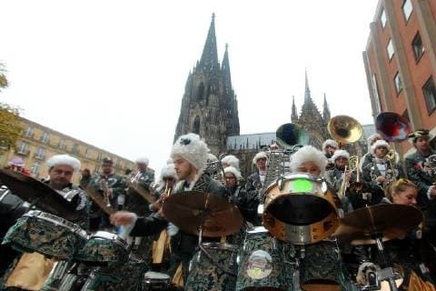 Auftakt zum Karneval in Köln am 11.11.: Musikkapelle musiziert auf dem Domplatte neben dem Kölner Dom *** Beginning to Carnival in Cologne at 11 11 Band music on the Domplatte next to the Cologne Dom