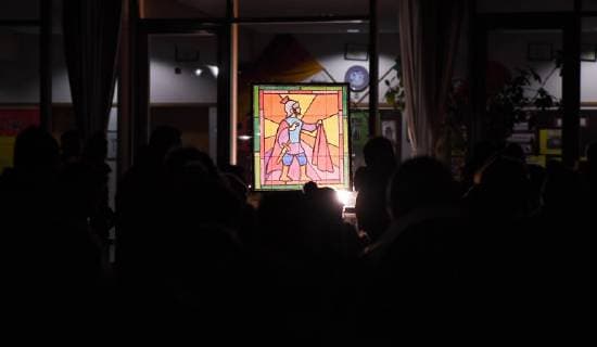 Hirrlingen 10.11.2017 Am Start des Laternenumzug Sankt Martinsumzug in Hirrlingen steht ein Glasbild des Heiligen Martin. *** Hirrlingen 10 11 2017 at Start the A lantern procession Sankt Martin u0026 39;s move in Hirrlingen is a Glass picture the Saints Martin 