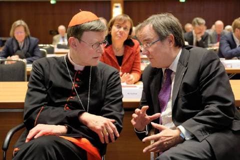 Am Sonntag (12.11.2017) hat in Bonn die Synode der Evangelischen Kirche in Deutschland (EKD) ihre viertaegigen Synodenberatungen aufgenommen. (Foto v.li.: der Koelner Kardinal Rainer Maria Woelki und der nordrhein-westfaelischen Ministerpraesidenten Armin Laschet (CDU) sprachen Grusswoerter) Im Mittelpunkt der Beratungen stehen eine Bilanz der Feiern zum 500. Reformationsjubilaeum und der Blick auf Zukunftsperspektiven der evangelischen Kirche in einer saekularen Gesellschaft. Am Sonntagmorgen wurde zur Eroeffnung der Synode in der Bonner Kreuzkirche ein Gottesdienst gefeiert. (Siehe epd-Bericht vom 12.11.2017) EKD-Synode nimmt in Bonn diesjaehrige Beratungen auf *** at Sunday 12 11 2017 has in Bonn the Synod the Protestant Church in Germany EKD theirs viertaegigen Date Photo V left the Koelner Cardinal Rainer Mary Woelki and the North Rh Copyright: epd-bildx xNorbertxNeetz EDITORIAL USE ONLY
