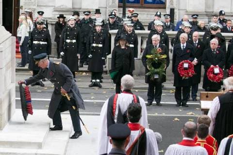 . 12 11 2017. London, United Kingdom. Remembrance Service At The Cenotaph. Pictured: Prince Charles, HRH The Prince of Wales lays a wreath on behalf of HM The Queen at the Service of Remembrance at the Cenotaph Members of Royal Family, senior politicians, including the British Prime Minister and representatives from the armed forces attend the annual Remembrance Sunday Service at the Cenotaph on Whitehall to pay tribute to those who have suffered or died at war.  xDinendraxHariax xi-Imagesx IIM-16365-0022