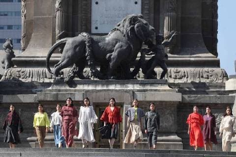 November 12, 2017 - EUM20171112SOC13.JPG.CIUDAD DE MEXICO, Fashion Week Semana de la Moda-Mercedes Benz.- La manana de este domingo 12 de noviembre de 2017 se realizo el desfile inaugural de la nueva edicion del Mercedes-Benz Fashion Week, en el que Francisco Cancino, director creativo de Yakampot, presento sus nuevos disenos en las inmediaciones de la Columna del Ãngel de la Independencia en el centro de la Ciudad de Mexico. Foto: Agencia EL UNIVERSAL AFBV  - ZUMAu78_ 20171112_zaf_u78_072 Copyright: xBerenicexFregosox