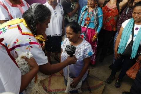 November 12, 2017 - EUM20171112POL09.JPG .AMATLÃN DE LOS REYES, Ver., Elections Elecciones-Candidata.- Maria de Jesus Patricio Martinez, Marichuy , aspirante a candidata presidencial para las elecciones de 2018, realiza una gira para recabar firmas en la comunidad de Amatlan de los Reyes, Veracruz, este 12 de noviembre de 2017. Foto: Agencia EL UNIVERSAL AFBV  - ZUMAu78_ 20171112_zaf_u78_089 Copyright: xLuisxCortesx