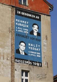 Berlin-Kreuzberg - März 2014 Seit dem 25.3.2014, hängt mitten in Kreuzberg an der Wand des Hauses Oranienstr. Ecke Manteuffelstr. ein 3x6m großes Wandbild weithin sichtbar über die gesamte Kreuzung am Görlitzer Bahnhof. Zu sehen: zwei Porträts. Zu lesen: die Namen Mehmet Kubasik und Halit Yozgat mit Geburts- und Todesdaten. Eingerahmt vom Text: In Gedenken an , ermordet vom NSU und Rassismus tötet . Bereits im September 2013 wurde ein Plakat in Gedenken an Enver Simsek, der am 09.09.2000 in Nürnberg vom NSU ermordet wurde, an derselben Hauswand aufgehängt. *** Berlin Kreuzberg March 2014 since the 25 3 2014 hang middle in Kreuzberg to the Wall the House Oranienstr Corner a Huge Mural Widely visible above the Total Junction at Görlitzer Station to see Two Portraits to read the Name Mehmet Kubasik and Halit Yozgat with Childbirth and De