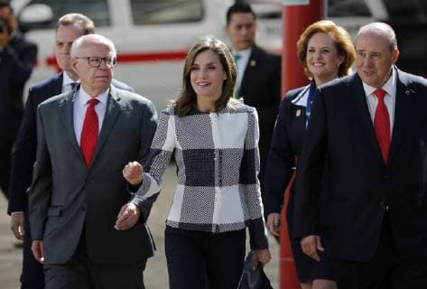 Queen Letizia of Spain (C) attends a humanitatian aid center at the headquarters of the Red Cross, escorted by Mexico s Health Secrtary Jose Narro Robles (L) and Mexican Red Cross President Fernando Suinaga (R), in Mexico City, Mexico, 13 November 2017. Letizia is in Mexico to participate in the World Cancel Leaders Summit (WCLS) and to attend a meeting at the Mexican Red Cross to learn about their humanitarian missiona after the two earthquakes that hit the country in September. Queen Letizia of Spain visits the headquarters of the Mexican Red Cross !ACHTUNG: NUR REDAKTIONELLE NUTZUNG!  Copyright: xJoséxMéndezx MEX002 20171113-636461954299680406