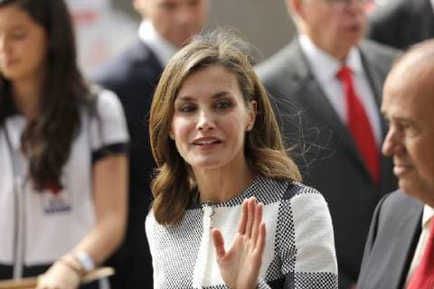 Queen Letizia of Spain (C) visits an humanitatian aid center at the headquarters of the Red Cross, in Mexico City, Mexico, 13 November 2017. Letizia is in Mexico to participate in the World Cancel Leaders Summit (WCLS) and to attend a meeting at the Mexican Red Cross to learn about their humanitarian missiona after the two earthquakes that hit the country in September. Queen Letizia of Spain visits the headquarters of the Mexican Red Cross !ACHTUNG: NUR REDAKTIONELLE NUTZUNG!  Copyright: xJoséxMéndezx MEX005 20171113-636461954993568406