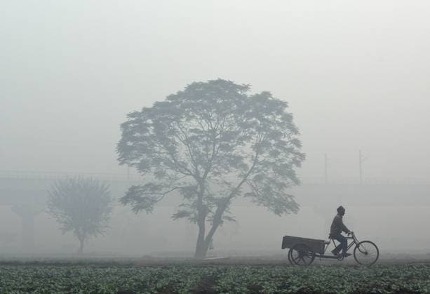IMAGO Nature: Unsere Erde, Umweltverträgliche Herausforderungen, Kohlendioxid Bilder des Tages NEW DELHI, INDIA - NOVEMBER 13: Dense smog engulfs the city resulting in very less visibility at Akshardham on November 13, 2017 in New Delhi, India. The air quality in Delhi-NCR was back to severe-plus or emergency category on Monday. (Photo by Ravi Choudhary Hindustan Times) Delhi Smog: Air Quality Back To Severe-Plus