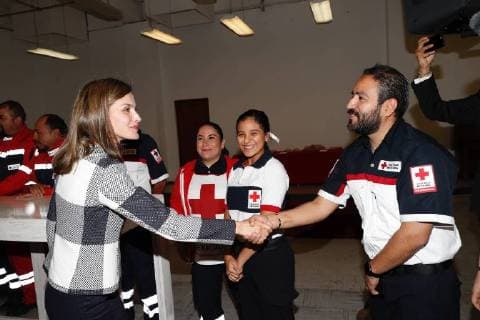November 13, 2017 - Mexico, Spain - Queen Letizia of Spain talks with a volunteer during a visit by Queen Letizia of Spain to the facilities of the Mexican Red Cross on November 13, 2017 in Mexico City, Mexico. Mexico Spain  - ZUMAg15_ 20171113_zaf_g15_011 Copyright: xJackxAbuinx