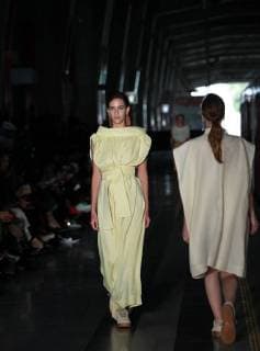 A model presents creations of the Mexican brand Julia y Renata during Mexico s Fashion Week at the Buenavista Suburban Train Station in Mexico City, Mexico, 13 November 2017. Mexico Fashion Week !ACHTUNG: NUR REDAKTIONELLE NUTZUNG!  Copyright: xMarioxGuzmánx MEX005 20171114-636462146032177002