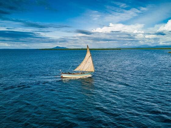 Fischerboot, Segelboot vor Insel Ankify, Nord-Madagaskar, Madagaskar, Afrika Copyright: imageBROKER/MarkoxvonxderxOsten iblmav04588227.jpg
