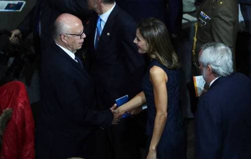 November 14, 2017 - EUM20171114NAC06.JPG.CIUDAD DE MEXICO President Presidente-EPN.- Jose Narro Robles, secretario de Salud, saluda a Letizia Ortiz, reina de Espana, durante la ceremonia por la Official World Cancer Leaders Summit , el martes 14 de noviembre de 2017, en el Palacio de Mineria. Foto: Agencia EL UNIVERSAL EVZ  - ZUMAu78_ 20171114_zaf_u78_014 Copyright: xAlejandroxAcostax