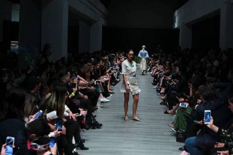 A model presents creations of the Mexican brand Lydia Lavin of the collection Spring Summer 2018, during Mexico s Fashion Week, held from 12 to 17 November 2017, in Mexico City, Mexico, 14 November 2017. Mexico s Fashion Week !ACHTUNG: NUR REDAKTIONELLE NUTZUNG!  Copyright: xMarioxGuzmánx MEX40 20171115-636463227066739172