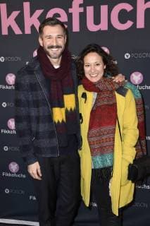 Jochen Schropp mit Begleitung bei der Premiere des Kinofilms Fikkefuchs im Kino International. Berlin, 14.11.2017