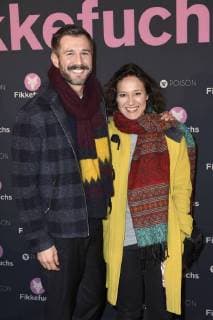 Jochen Schropp mit Begleitung bei der Premiere des Kinofilms Fikkefuchs im Kino International. Berlin, 14.11.2017