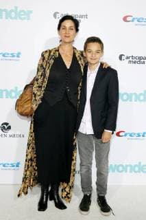 Carrie-Anne Moss und ihr Sohn Jaden Roy bei der Wonder Film Premiere am 14.11.2017 in Westwood, Los Angeles Wonder Filmpremiere in Los Angeles, 2017