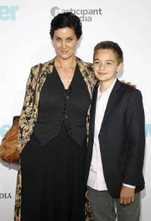 Carrie-Anne Moss und ihr Sohn Jaden Roy bei der Wonder Film Premiere am 14.11.2017 in Westwood, Los Angeles Wonder Filmpremiere in Los Angeles, 2017