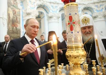 Bilder des Tages MOSCOW REGION, RUSSIA - NOVEMBER 15, 2017: Russia s President Vladimir Putin (L) and Patriarch Kirill of Moscow and All Russia light candles as they visit the New Jerusalem Monastery in the town of Istra outside Moscow. Valery Sharifulin TASS  TS06936B