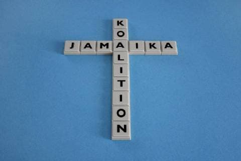 11.10.2017, Jamaika-Koalition als Kreuz, Koalition, Jamaika, Jamaika-Koalition, Farbe, Fahne, Flagge, Schwarz, Gelb, Grün, Partei, Parteien, CDU, CSU, FDP, Die Grünen, koalieren, Kreuz, gelegt, Buchstabensteine, Buchstaben