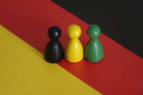 11.10.2017, Figuren auf einer Deutschlandfahne, Deutschlandfarben, Deutschland, Farben, Fahne, Flagge, schwarz, rot, gold, Figuren, Partei, Parteien, CDU, CSU, FDP, Die Grünen, Schwarz, Gelb, Grün, Schwarz-Gelb-Grün, Jamaikakoalition, Koalition, koalieren, Jamaika