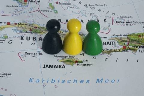 11.10.2017, Jamaika und Figuren der Jamaikakoalition, Atlas, Karibik, Jamaika, Figuren, Figur, Parteien, Partei, Jamaikakoalition, Koalition, koalieren, Regierung, Zusammensetzung, Schwarz-Gelb-Grün, CDU, CSU, FDP, Die Grünen