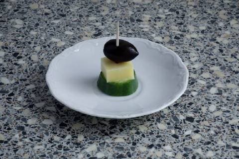 16.10.2017, Häppchen in den Jamaikafarben, Teller, Häppchen, Spießer, Olive, Käse, Gurke, Farben, schwarz, gelb, grün, Partei, Parteien, CDU, CSU, FDP, Die Grünen, Jamaikakoalition, Koalition, koalieren, Schwarz-Gelb-Grün
