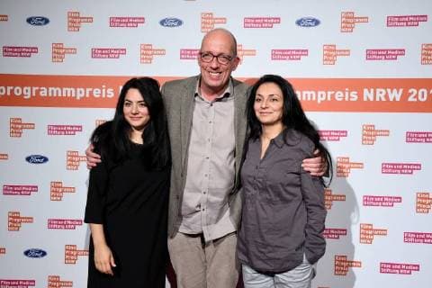 Die Regisseure Nesrin (l) und Yasemin Samdereli (r) mit Arne Birkenstock (m) kommt am 14.11.2017 in Köln zur Verleihung des 27. Kinoprogrammpreis NRW.
