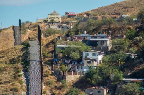 Grenze zwischen den USA und Mexiko in Nogales, Arizona November 14, 2017 - The border wall at the US - Mexico border in the city of Nogales, Arizona - ZUMAm156 20171114_zap_m156_001 Copyright: xDimitriosxManisx