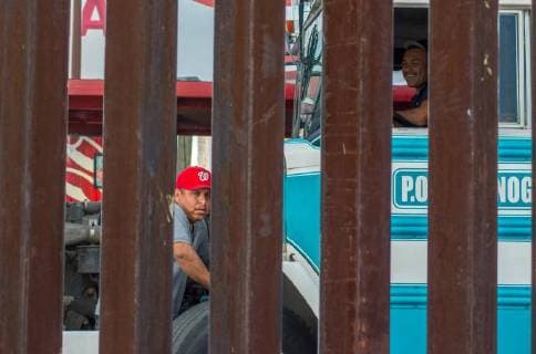 Grenze zwischen den USA und Mexiko in Nogales, Arizona November 14, 2017 - People in the city of Nogales in Mexico as they can be seen through the border wall in Arizona. U.S. - ZUMAm156 20171114_zap_m156_012 Copyright: xDimitriosxManisx