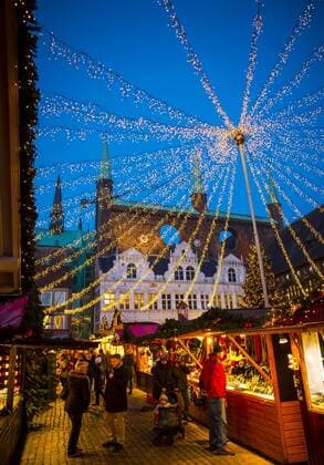 Lübecker Weihnachtsmarkt Verkaufsstände und Buden stehen am 26.11.2014 auf dem Lübecker Weihnachtsmarkt auf dem Rathausmarkt in Lübeck. Luebeck Schleswig-Holstein Germany