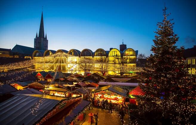 Lübecker Weihnachtsmarkt Verkaufsstände und Buden stehen am 26.11.2014 auf dem Lübecker Weihnachtsmarkt auf dem Rathausmarkt in Lübeck. Luebeck Schleswig-Holstein Germany